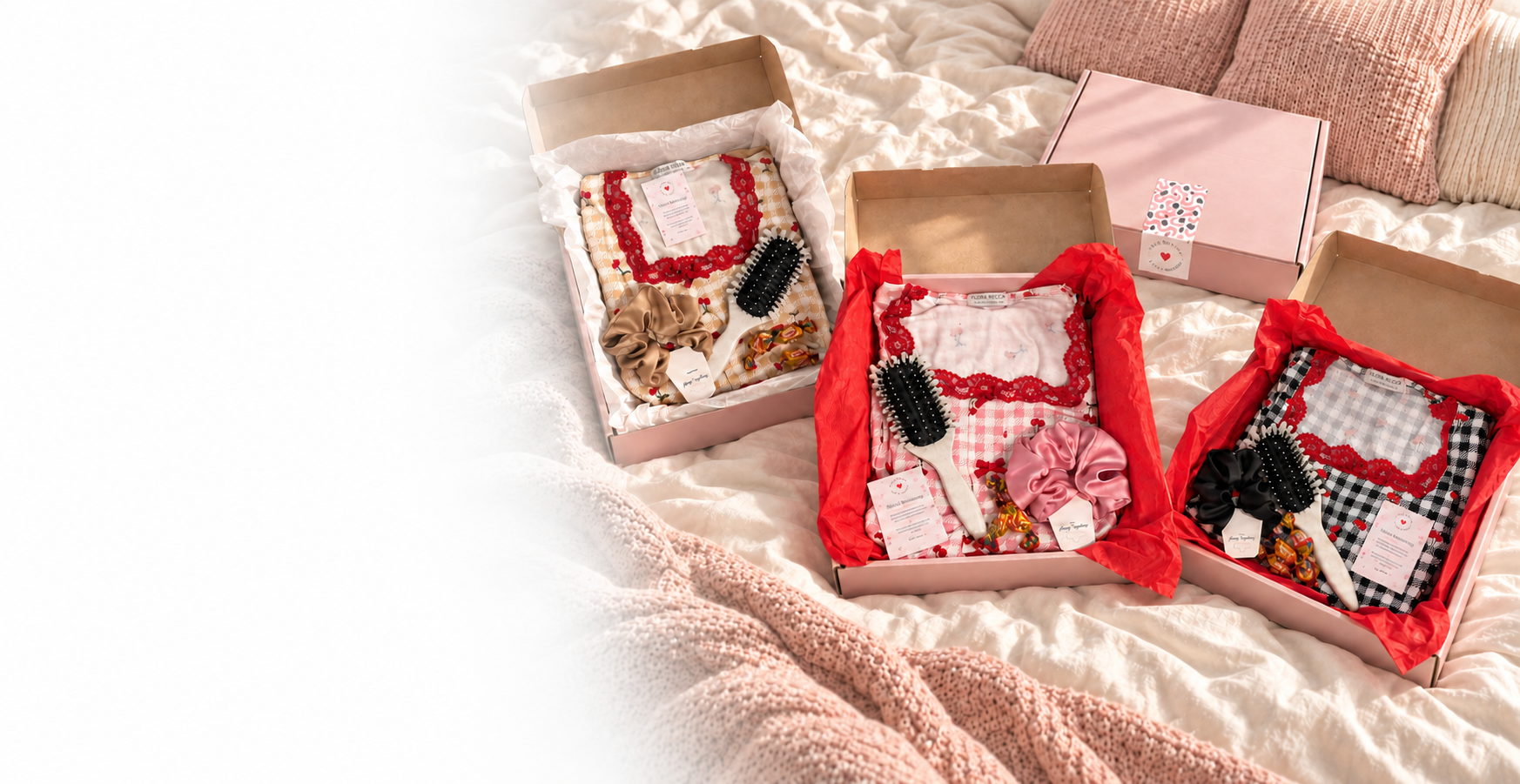Les trois coffrets HerBeauty ouverts sur un lit, avec un coffret rose fermé